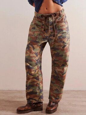 Free People We The Free Moxie Printed Low-Slung Barrel Jeans Camo NWOT Size 25S